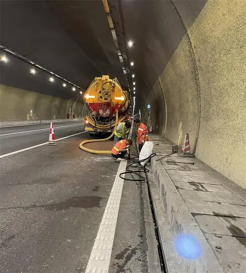 绥江隧道排水渠清淤